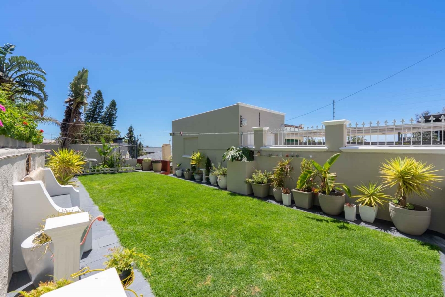 5 Bedroom Property for Sale in Green Point Western Cape